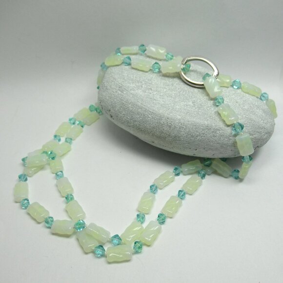 Uranium glass vintage hand knotted bead necklace - Picture 5 of 11